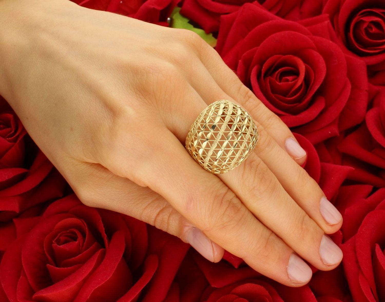 Złoty pierścionek szeroki z ażurowym wzorem próba 585, PI 2245. Szerokość pierścionka podkreśla ażurowy design, sprawiając, że jest on bardzo wyrazisty i stanowi doskonały akcent w 1.jpg